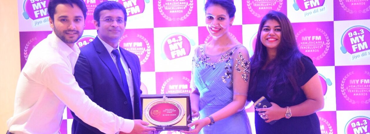 Dr. Varun Chouhan receiving the MY FM Healthcare Excellence Award