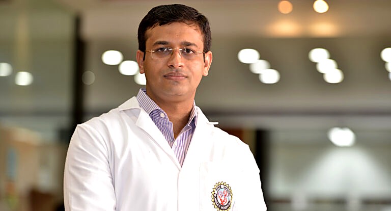 Dr. Varun Chouhan – Orthopedic and Joint Replacement Surgeon at Bombay Hospital, Indore